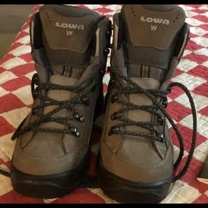 LOWA renegade gtx mid women size 7 all terrain